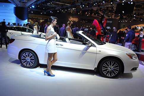 Lancia - Fiancata laterale della Lancia Flavia Cabrio e ragazza al Motor Show di Bologna width=