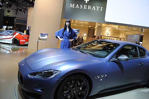 Maserati - Le pinze freno sono in alluminio lucidato a mano e risaltano sotto i cerchi da 20 pollici, mentre le minigonne, verniciate in nero opaco come i proiettori anteriori, regalano un aspetto più aggressivo. width=