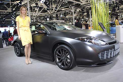 Renault - Nel ricco equipaggiamento è prevista la presenza del sistema 4Control a quattro ruote sterzanti, la verniciatura nera opaca Black Matte, tetto e retrovisori in nero metallizzato, nuove appendici aerodinamiche e cambio manuale a 6 marce. width=