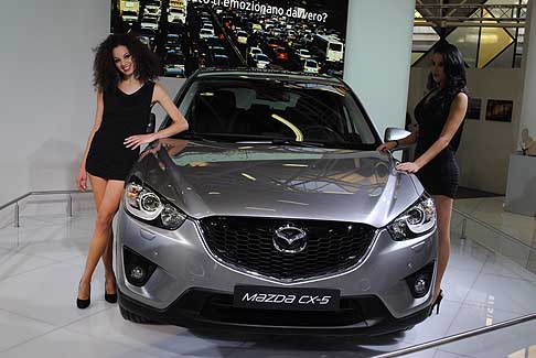 Mazda - Maxda CX-5 e ragazze. Le unità utilizzano le tecnologie SkyActiv, che riducono sensibilmente emissioni e consumi, grazie, anche alla presenza dei dispositivi Start&Stop e alle trasmissioni manuale SKYACTIV-MT a sei marce o automatica SKYACTIV-DRIVE a sei  width=