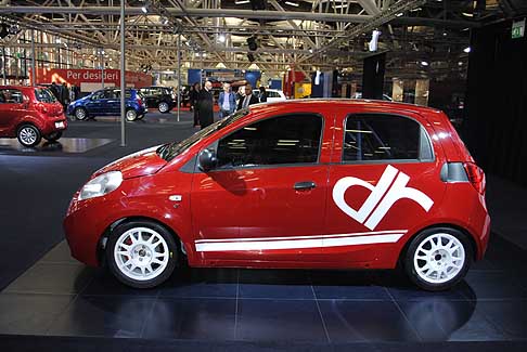 DR Motor - Fiancata del veicolo DR1 SR versione con assetto sportivo width=