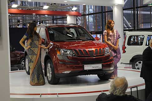 Mahindra - Le ragazze dello Stand Mahindra che affincano il nuovo suv Mahindra XUV500 width=