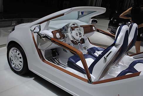Volkswagen - Volkswagen Up! Azzurra Concept interni della futuristica vettura width=