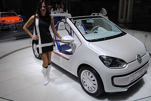 Volkswagen - Hostess e Auto Volkswagen Up! Azzurra Concept sailing team width=