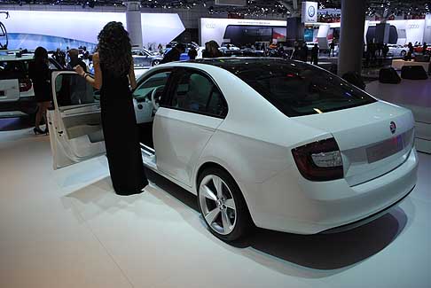 Skoda - Accanto alla Skoda MissionL c’è spazio per le già note Fabia RS e Octavia Wagon RS, insieme al SUV compatto Yeti, alla MPV Roomster e all’ammiraglia Superb Wagon. width=