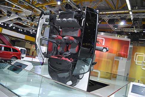 Fiat - Vista panoramica degli interni della Fiat Nuova Panda al salone di Bologna width=
