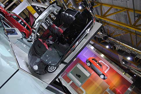 Fiat - Struttura suggestiva per gli interni della Fiat Nuova Panda sullo sfondo domina anche una vecchia Fiat Panda width=