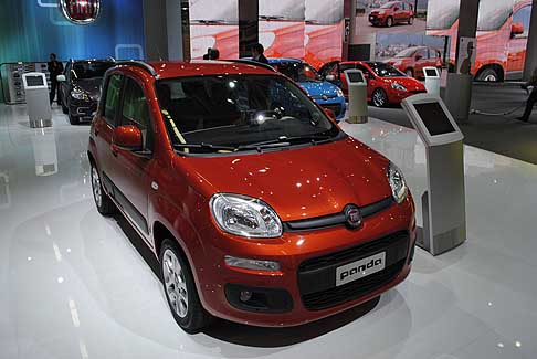 Fiat - Fiat Nuova Panda di colore rosso al Motor Show width=