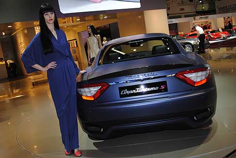 Maserati - Gli interni, curatissimi, in puro stile Maserati, offrono una sintesi perfetta di stile e sportività , espressa da elementi comuni con la versione MC Stradale. width=