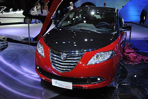Lancia - Lancia Ypsilon Black&Red bicolore Rosso Argilla con tetto Nero Vulcano al Motor Show 2011 width=