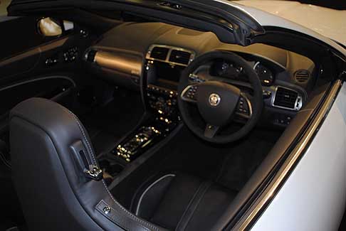 Jaguar - Jaguar XKR-S Cabrio interni vettura width=