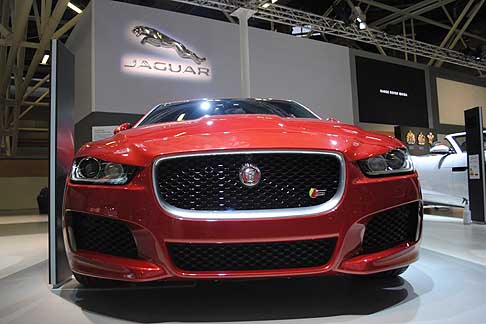 Jaguar - L’innovativa Jaguar XE e l’intrigante F-TYPE R sono sportive in grado di regalare il massimo piacere di guida anche in condizioni stradali non ideali. width=