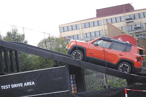 Jeep - Jeep Renegade l´ostacolo più impegnativo è il ponte dove si sale con una pendenza del 22% su un’altezza di quasi 5 m width=