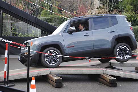Jeep - Jeep Renegade con allestimento Trailhawk, 4x4 con motore 2000 Turbo Diesel MultiJet da 1700 CV con cambio a 9 rapporti width=
