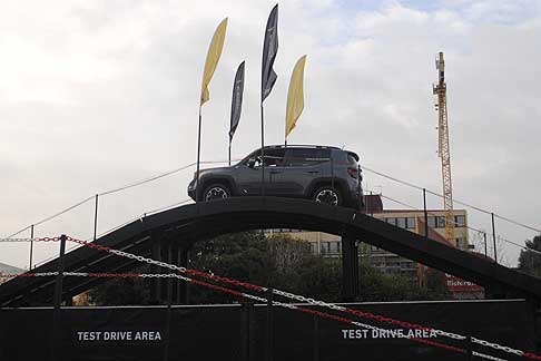 Jeep - Jeep Renegade test drive al Motor Show saluta sul ponte width=