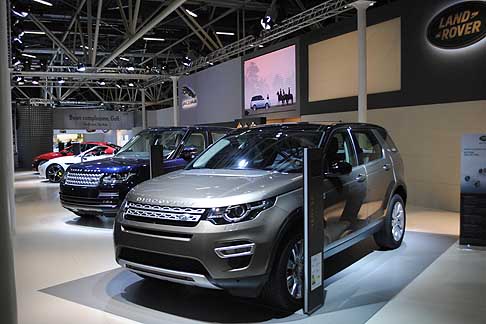 Land Rover - Land Rover Discovery Sport disponibili due motorizzazioni: diesel TD4 2.2 manuale, 4 cilindri, in grado di produrre una potenza di 110.3/150 CV,; benzina Si4 2.0 Automatico, 4 cilindri, 176.5/240 CV con cambio a 9 velocità width=
