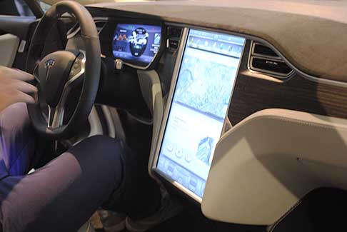 eV Now! - Tesla Model S con grande display centale esposta la Motor Show 2014 width=
