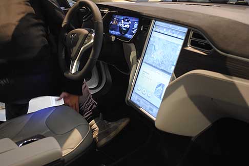 eV Now! - Tesla Model S interni vettura esposta dalle associazioni eV Now! e Gai (Gruppo d´acquisto ibrido) width=