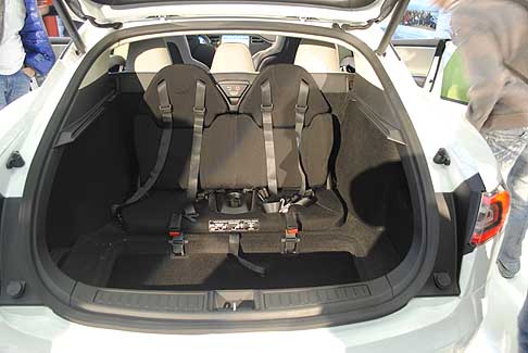 eV Now! - Tesla Model S con due posti nel bagagliaio per un totale di 7 posti a sedere width=