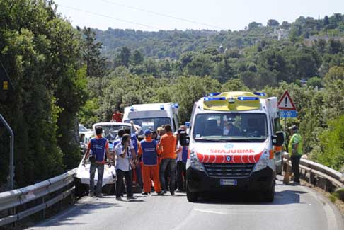 Coppa Fasano Selva 2013 - Crash di Natale Ruggiero primi soccorsi per estrarre il pilota dalla vettura alla Coppa Fasano Selva 2013 width=