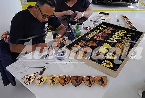 Museo Enzo Ferrari - Ferrari One of a Kind: artigiani all´opera dipinge scutetto Ferrari al Museo Enzo Ferrari 2024 di Modena