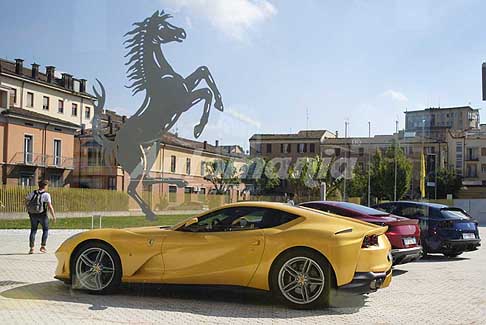 Ferrari - Cavallino Rampante esposizione esterna con la Ferrari 812 Superfast, la Ferrari stradale più potente di sempre, al Museo Ferrari di Modena