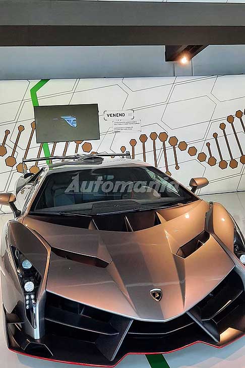 Lamborghini - Lamborghini Veneno aereodinamica e stabilità in curve mai viste prima al Museo Lamborghini 2020 / Lamborghini Veneno unprecedented aerodynamics and stability when taking curves