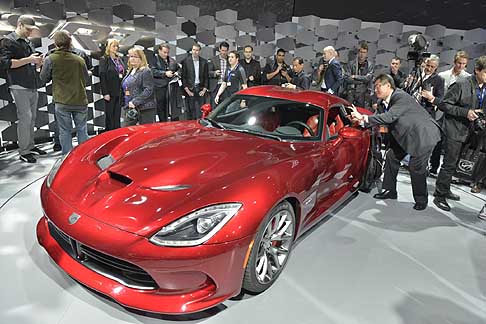 SRT - L’abitacolo è stato ridisegnato e arricchito da materiali pregiati. I sedili sportivi sviluppati dall’italiana Sabelt hanno struttura in vetroresina e Kevlar e sono più bassi di 20 mm rispetto alla precedente Viper. width=