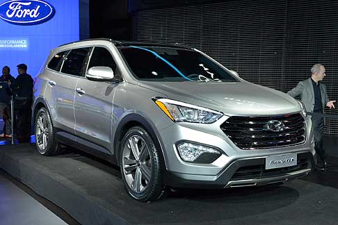 Hyundai - La nuova Hyundai Santa Fe con il nuovo frontale, dominato dall´imponente griglia di areazione width=