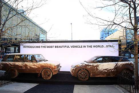 Land Rover - A Confronto la Prima Range Rover del 1987 e la nuova nata Land Rover Evoque 2012 al Salone di News York 2012 width=