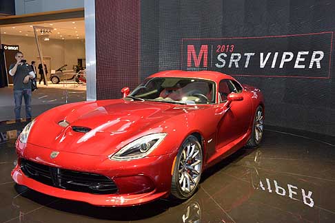 SRT - È il parterre di New York che Chrysler sceglie per il ritorno della SRT Viper, che abbandona l’egida di Dodge per abbracciare l’esclusivo brand SRT (Street and Racing Technology). width=