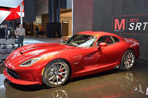 SRT - Esteticamente la nuova SRT Viper offre tetto e cofano motore in fibra di carbonio, mentre i pannelli delle portiere sono in alluminio.  width=