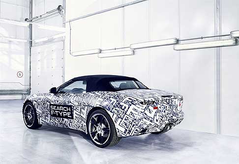 Jaguar - Jaguar F-Type presentata da Adrian Hallmark,Global Brand Director width=