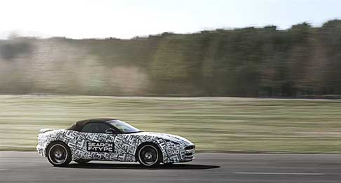 Jaguar - Jaguar f type test drive in pista width=