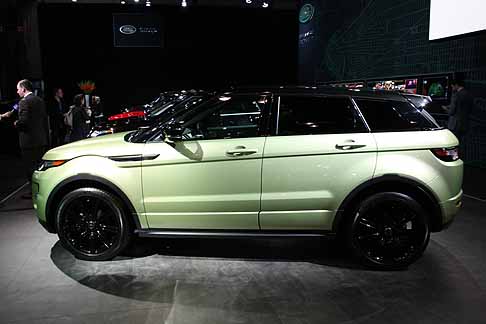 Land Rover -  Land Rover Evoque vista laterale verde acqua width=