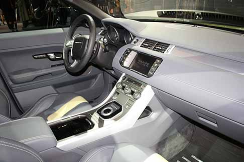 Land Rover - Range Rover Evoque interni vettura esposto al New York Auto Show width=