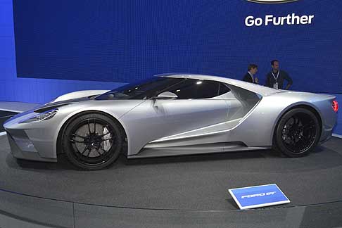 Supercar a NYAS 2015 - Ford GT supercar con sagoma a goccia, simile ad una fusoliera d’aereo width=