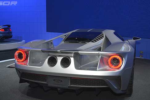 Supercar a NYAS 2015 - Ford GT supercar con telaio monoscocca è in fibra di carbonio con un controtelaio ultraleggero in alluminio width=