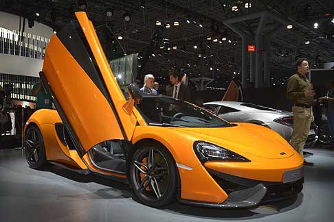 Supercar a NYAS 2015 - McLaren 570S supercar dotato di un motore V8 3.8, con doppio turbo compressore, che eroga una potenza di 570 CV a 7.400 giri al minuto e 600 Nm di coppia width=