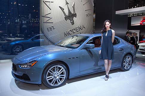 Maserati - Lo speciale allestimento è caratterizzato della composizione bi-cromatica e bi-materica dell’abitacolo dove, alla pelle Poltrona Frau, sono accoppiati inserti 100% in fibra naturale di seta Mulberry Ermengildo Zegna. width=