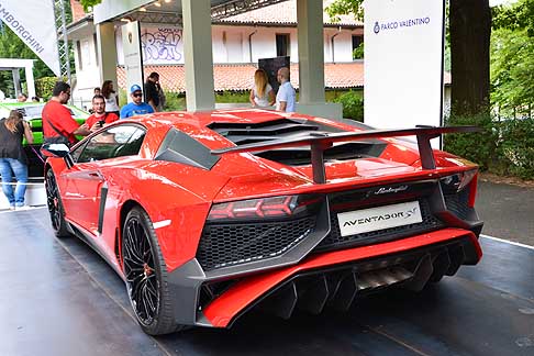 Supercar che sucesso a Parco Valentino - Lamborghini Aventador SV e tanti pezzi unici a rappresentare la bellezza del made in Italy width=