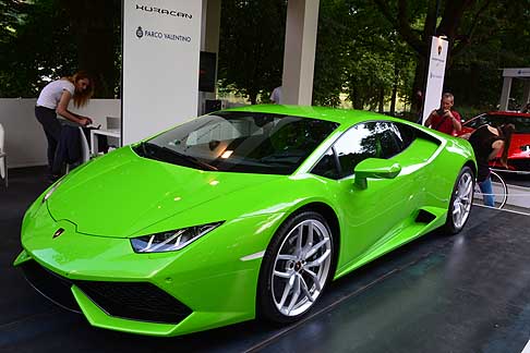 Supercar che sucesso a Parco Valentino - Supercar Lamborghini Huracan spiccava per il suo colore green al Parco Valentino di Torino width=