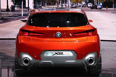 Bmw - Tra le luci posteriori è stato applicato il logo BMW, mentre due grandi terminali di scarico montati alle estremità sottolineano la presenza di strada del veicolo. 