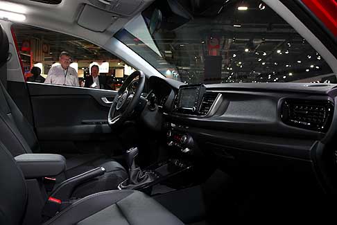 Kia - A bordo aumenta l’ergonomia, mentre l’atmosfera offre un design pulito e moderno. Al centro troviamo il grande schermo touch screen ad alta definizione che gestisce il sistema HMI.