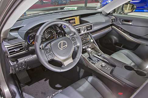 Lexus IS 2017 - L’abitacolo della rinnovata Lexus IS offre nuovi dettagli che esaltano il comfort. 