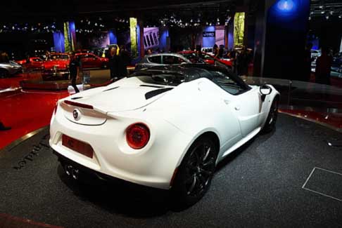 Alfa Romeo - Disegnata dal Centro Stile Alfa Romeo, la 4C Spider offre 2 posti secchi, trazione posteriore e motore in posizione centrale.  width=
