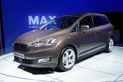Ford - Per quanto riguarda, invece, la nuova C-MAX, la nuova generazione offre nuovi standard di comfort, qualità ed efficienza, con una significativa riduzione dei consumi e delle emissioni di CO2. width=