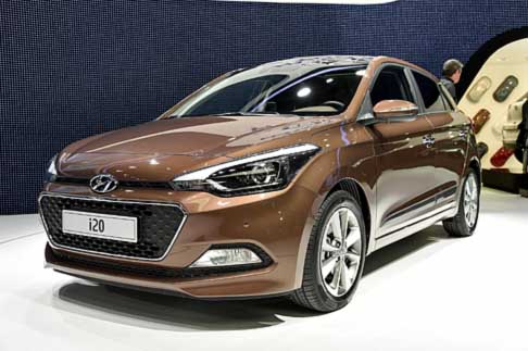 Hyundai - L’equipaggiamento include la docking station per connettere il proprio smartphone, il climatizzatore automatico con sistema anti-appannamento, il tettuccio elettrico panoramico a tutta lunghezza, sei airbag. width=