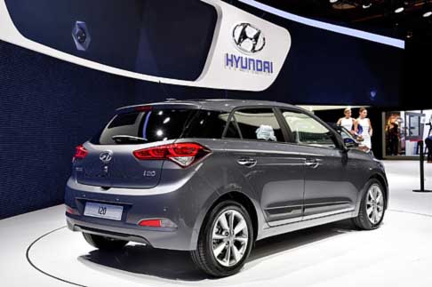 Hyundai - Stilisticamente, la nuova i20 sfoggia una griglia esagonale, ampi gruppi ottici posteriori e nuove livree (metallizzate, perlate o pastello), abbinabili a interni monocromatici neri o con inserti bicolori width=