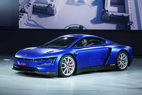 Volkswagen - Volkswagen XL Sport rispetto alla XL1 elettrica risulta però più pesante con i suoi 890 kg per una lunghezza di 4.29 m e una larghezza di 1.84 m width=
